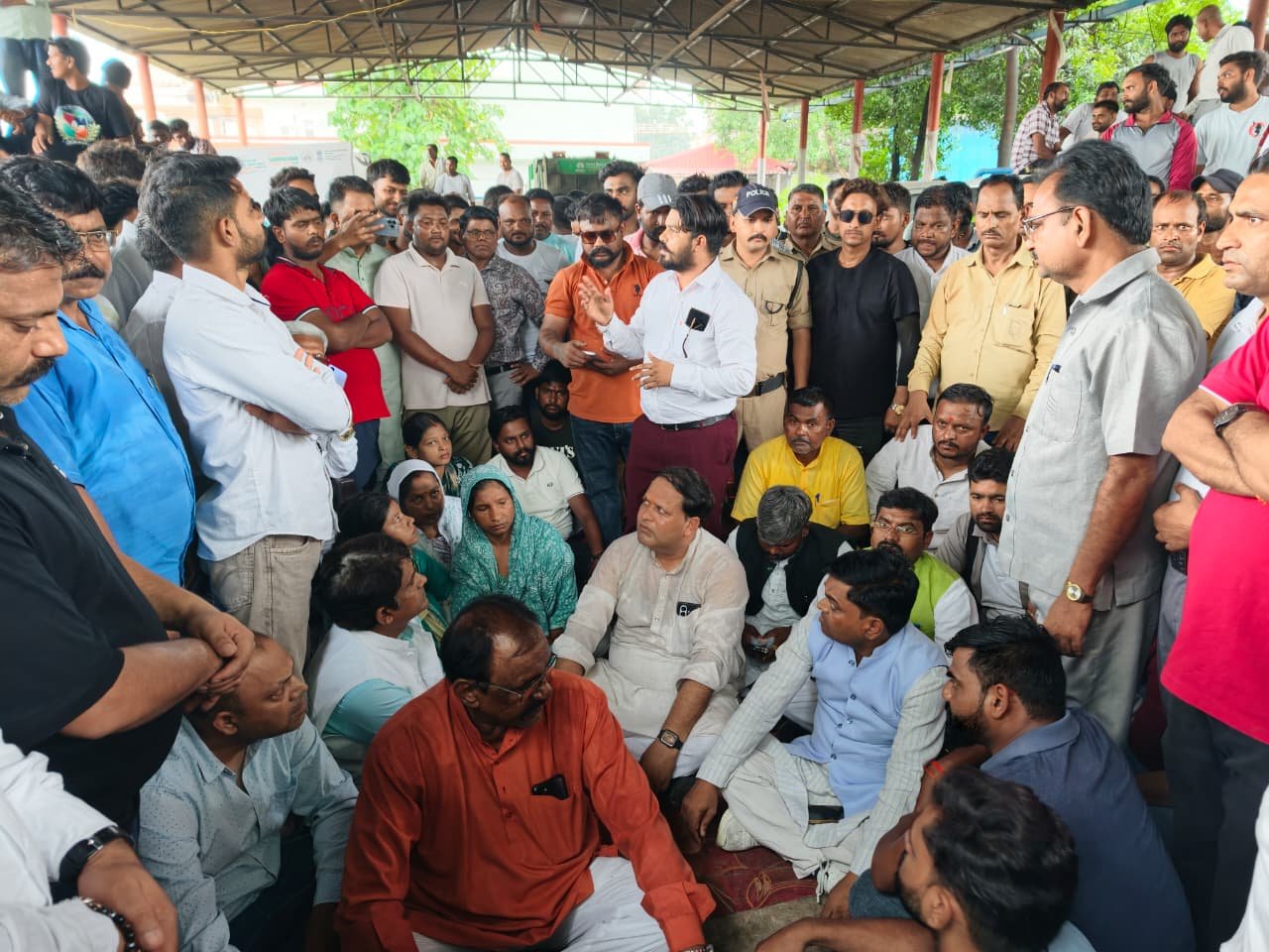 गिरफ्तारी की मांग को लेकर धरना वाल्मीकि समाज सहित कई संगठन जुटे