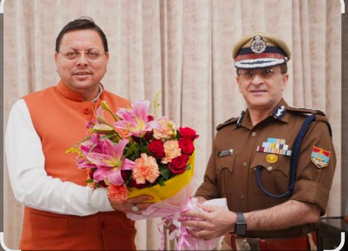 सीएम धामी ने पुलिस अधिकारियों-कर्मचारियों को सेवा पदक से नवाजा